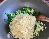 Foto langkah ke 4 dari resep Mie goreng sawi caisim.