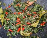 Foto langkah ke 3 dari resep Tumis daun singkong + pepaya dan teri medan.