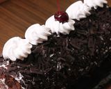 Foto langkah ke 7 dari resep Black Forest Roll Cake.