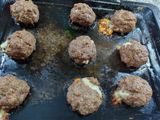 ~ Albóndigas rellenas con salsa de champiñones, verdeo y puerro ~
