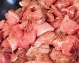 Pas rețetă Tochitură de porc cu ouă și telemea 1 fotografie