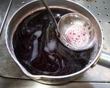 A picture of step 7 of Jiggly Agar Grape Jello.