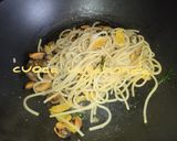 Foto del passaggio 2 della ricetta Spaghetti Cozze e Datterini Gialli