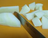 A picture of step 1 of Daikon Radish and Ground Beef Thick Simmered Dish.