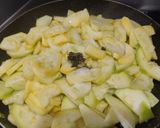 Foto del paso 2 de la receta: Calabacines🥒en salsa🥛cremosa🎃de vegetales🥕🥙🥘