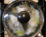 A picture of step 4 of Wine Steamed Green Onion and Mackerel.