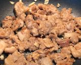 รูปขั้นตอนการทำที่ 2 ของ หมูผัดกิมจิ