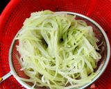 Hình bước làm 3 của món Bầu chần tôm kho đánh ruốc Huế