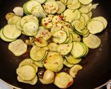 Foto del passaggio 3 della ricetta Insalata di pasta ricca estiva