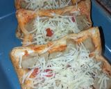 Foto langkah ke 6 dari resep Kreasi roti tawar: pizza homemade toping baso keju.