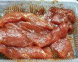 รูปขั้นตอนการทำที่ 2 ของ หมูย่างหมักผงผัดกะเพรา