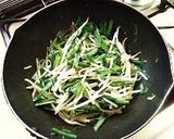 A picture of step 3 of Chinese Chives Stir-Fry with Miso and Mayonnaise.