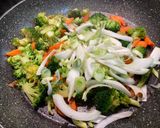 Foto del paso 3 de la receta: Salteado de verduras con sashimi de salmón marinado