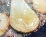 Foto del paso 1 de la receta: Ensalada de peras caramelizadas con queso azul