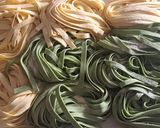 Foto del passaggio 7 della ricetta Finferli saltati con pasta fresca🍄‍🟫🍅🧄🧅🍝