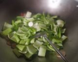 Foto langkah ke 3 dari resep Tumis bokcoy jamur tiram.