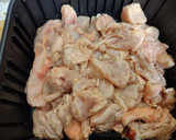 Foto del paso 4 de la receta: Pollo frito y patatas fritas en freidora de aire