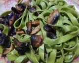 Foto del paso 6 de la receta: Fideos verdes con champiñones y hongos de pino