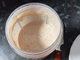 Batido saludable de banana, muesli de quinoa y leche de almendras