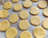 Foto del paso 4 de la receta: Galletas de mandarina y lima rellenas con su azucarado de cítricos