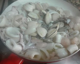 Foto del paso 6 de la receta: Alubias con calamares y almejas