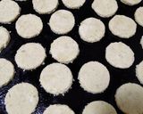 Foto del paso 3 de la receta: Alfajores veganos con dulce de dátiles y coco rallado :)