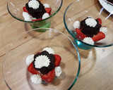 Foto del paso 5 de la receta: Vasitos con sorpresa de fresa!!