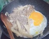 รูปขั้นตอนการทำที่ 3 ของ ผัดเส้นบุกสาหร่าย,หน่อไม้,ไข่,หมูสับ