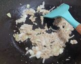 Foto langkah ke 3 dari resep Shirataki Goreng Ayam.