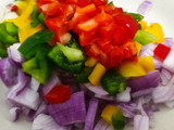 Penne con pimientos rojos, verdes y amarillos