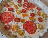 Foto del paso 4 de la receta: Tarta salada tres quesos y tomate