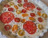 Foto del paso 4 de la receta: Tarta salada tres quesos y tomate