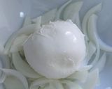 Foto del paso 2 de la receta: Ensalada de Burrata, aguacate, tomate y cebolla