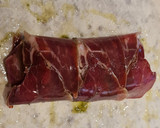 Foto del paso 3 de la receta: Solomillo al horno envuelto en jamón y pesto