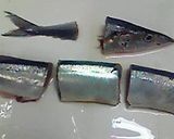 A picture of step 2 of Pacific Saury Sweetened Simmered Fish.