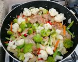 Foto del paso 6 de la receta: Alas de pollo salteadas con verduras..