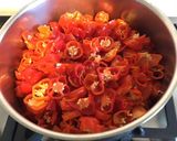 Une image de l'étape 2 de Piments antillais confits.