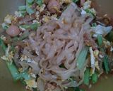 Foto langkah ke 5 dari resep Kwetiau goreng topping siomay dan sosis.