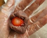 Foto langkah ke 2 dari resep Ichigo Daifuku (Strawberry Mochi).