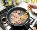 A picture of step 3 of Asparagus, Pork & Goji Berry Stir-Fry.
