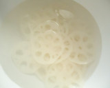 A picture of step 4 of Crispy Pickled Lotus Root.