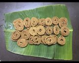 A picture of step 3 of Murukku / Chakli.