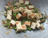 A picture of step 3 of Matar paneer.