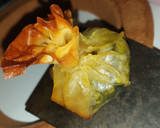Foto del paso 5 de la receta: 🥢Saquitos de queso de cabra, espinacas y cebolla roja