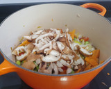Foto del paso 3 de la receta: Arroz integral caldoso con verduras, shiitake y miso