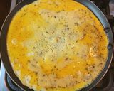 Foto del paso 2 de la receta: Omelette jamón, muzza y albahaca