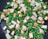 A picture of step 6 of Chinese stir-fry fish cakes dry beancurd with long beans 魚片豆乾炒長豆.