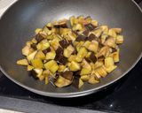 Foto del paso 1 de la receta: Salsa de berenjenas, aceitunas y albahaca para pasta