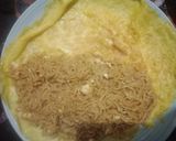 Foto langkah ke 3 dari resep Mie tek-tek selimut dadar, ayam suwir lada hitam.