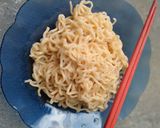 Foto langkah ke 2 dari resep Mi Goreng Bon Cabe Instan.